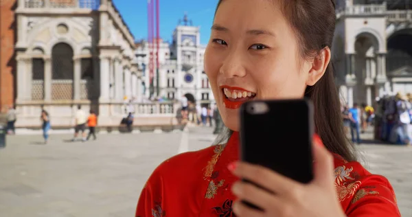 Κοντινό Πλάνο Της Ευτυχισμένη Γυναίκα Χιλιετή Λαμβάνοντας Αυτοπορτρέτα Smartphone Βενετία — Φωτογραφία Αρχείου