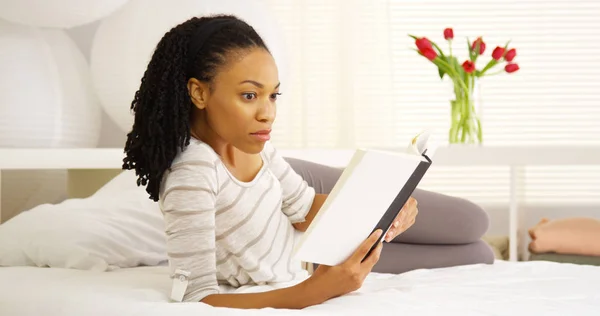 Mujer Negra Leyendo Cama —  Fotos de Stock