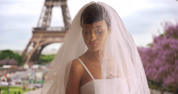 在巴黎法国脸红优雅的新娘摆出肖像画的姿势 — 图库照片