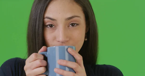 Porträt Einer Hispanischen Frau Die Kaffee Auf Grünem Bildschirm Trinkt — Stockfoto