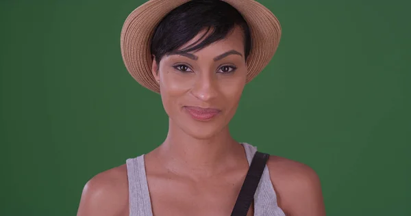 Feliz Sorrindo Mulher Negra Segurando Chapéu Tela Verde — Fotografia de Stock