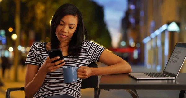 Glada Afroamerikanska Kvinna Med Hennes Laptop Och Kaffe Textning Smartphone — Stockfoto