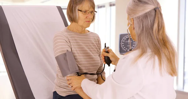 高齢患者は 彼女の血圧は 彼女の医師がチェックを取得します — ストック写真