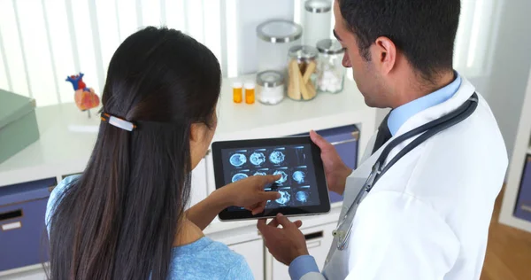 Китайский Пациент Задает Доктору Вопросы Рентгене — стоковое фото