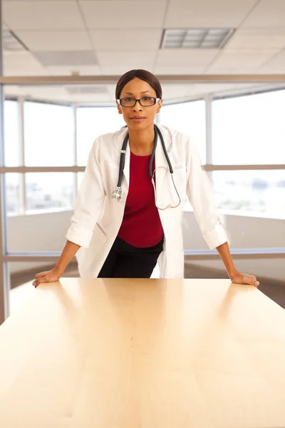 Junger Professioneller Afrikanisch Amerikanischer Arzt Steht Über Schreibtisch Büro — Stockfoto