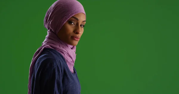 Svart Kvinna Hijab Tittar Kameran Med Allvarliga Uttryck Grön Skärm — Stockfoto