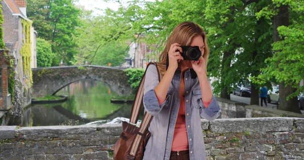 Travel Photographer Bruges Taking Picture Smiling — Stock Photo, Image