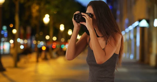 Ταξιδεύουν Κορίτσι Λαμβάνοντας Εικόνα Φωτογραφική Μηχανή Dslr Για Ηλύσια Πεδία — Φωτογραφία Αρχείου