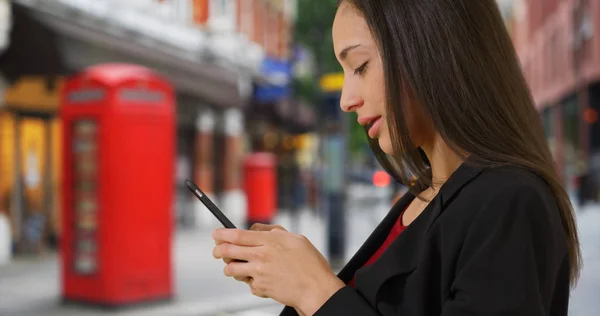 Zijaanzicht Van Gelukkig Latina Vrouwelijke Sms Mobiel London Street — Stockfoto