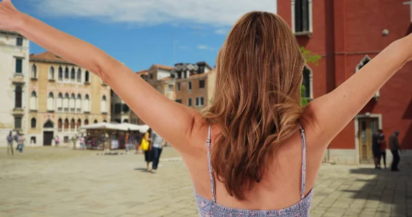 Mulher Turista Despreocupado Rua Veneza Com Braços Esticados — Fotografia de Stock