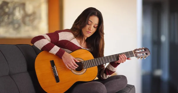 Вдохновленная Молодая Латиноамериканка Сочиняющая Песню Акустической Гитаре Дома — стоковое фото