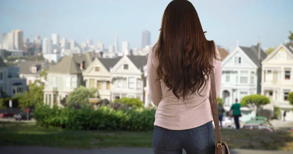 Latina Female Listening Music Cellphone San Francisco Neighborhood — Stock Photo, Image