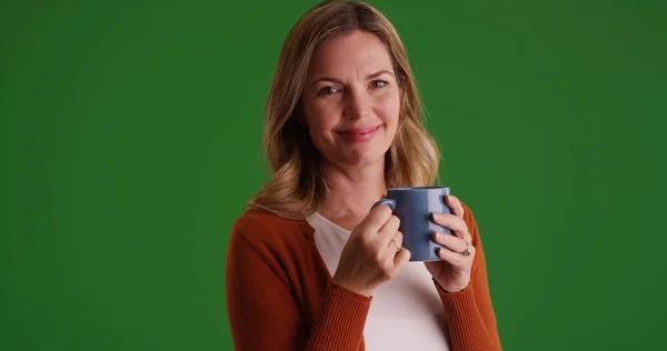 Mulher Branca Sorridente Com Café Chá Posando Para Câmera Tela — Fotografia de Stock