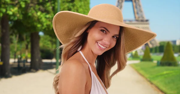 巴黎身穿太阳帽的女游客的肖像微笑着笑着 — 图库照片