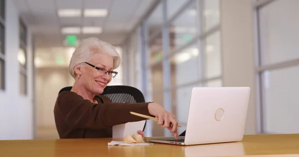 Anciana Señora Navegando Por Web Mientras Come Comida China Hora — Foto de Stock