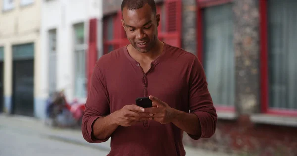 Bonito Homem Afro Americano Usando Smartphone Ambiente Urbano Europeu — Fotografia de Stock