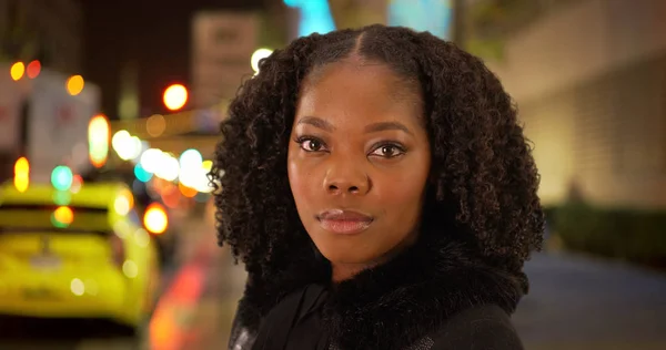 Close Mulher Negra Atraente Olhando Para Câmera Ambiente Urbano Noite — Fotografia de Stock