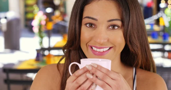 Close Retrato Sorrindo Jovem Latina Apreciando Café — Fotografia de Stock