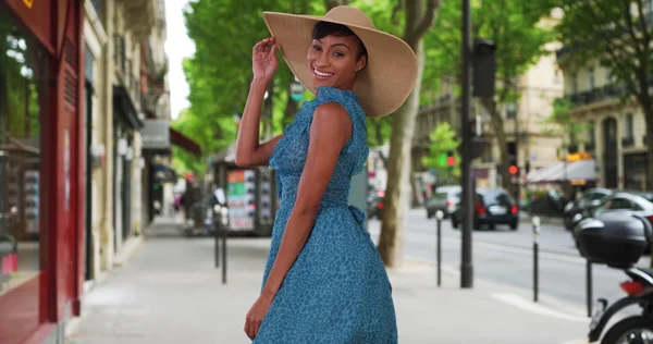 Mulher Negra Enérgica Divertindo Calçada Paris França — Fotografia de Stock