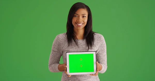 Lachende Zwarte Vrouw Met Tablet Met Groen Scherm Voor Aangepaste — Stockfoto