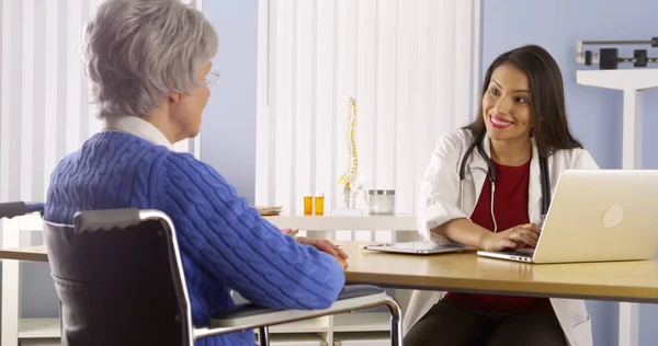 Médica Mexicana Conversando Com Paciente Idoso — Fotografia de Stock