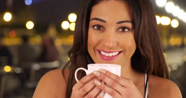 Close Retrato Alegre Jovem Latina Desfrutando Café — Fotografia de Stock