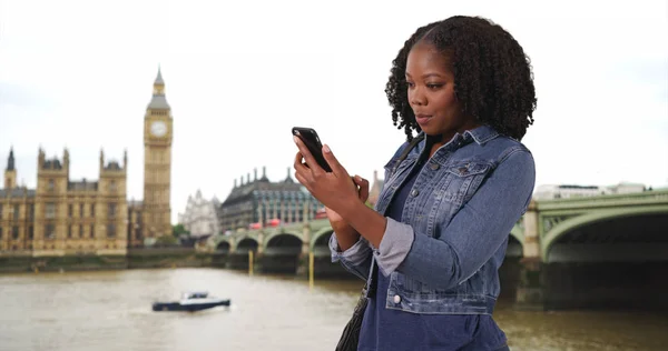 London Turist Big Ben Längs Themsen Messaging Mobiltelefon — Stockfoto
