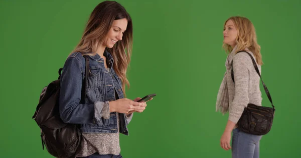 Junge Weiße Frau Mit Smartphone Während Ihr Freund Sich Auf — Stockfoto
