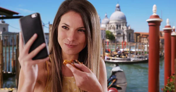 漂亮的女人在威尼斯意大利拍摄自拍照片 吃比萨饼片 — 图库照片