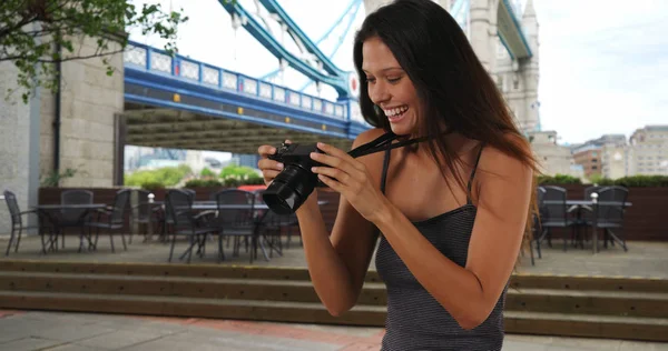 Pretty Travel Photographer London England Taking Photo Dslr Camera — стоковое фото