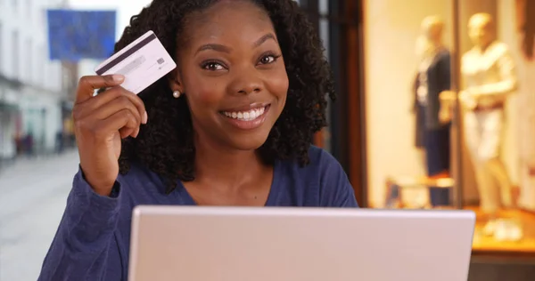 Smiling Portrait Cute Black Woman Urban Street Holding Credit Card — Stock Photo, Image