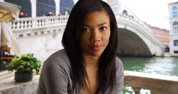 Retrato Casual Mulher Negra Bonita Veneza Sorrindo Para Câmera — Fotografia de Stock