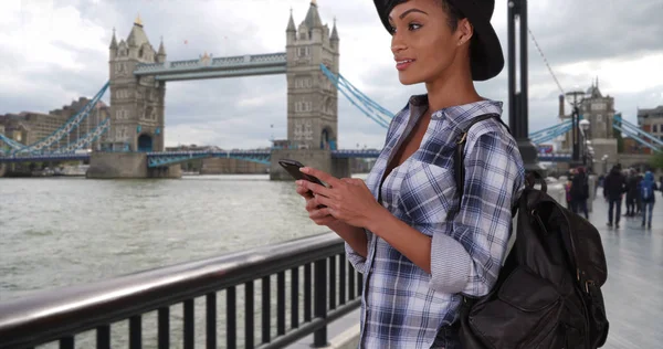 Duizendjarige Etnische Schoonheid Verzendt Tekstbericht Buurt Van Tower Bridge Londen — Stockfoto