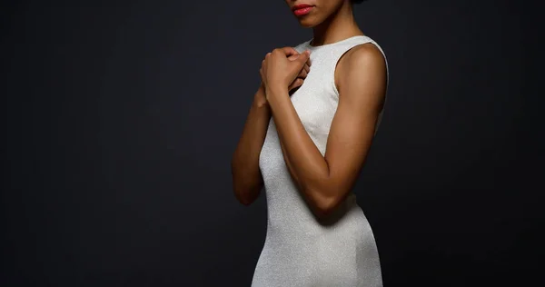 Красиві Африканські Жінку Стояли Елегантні Білі Сукні — стокове фото