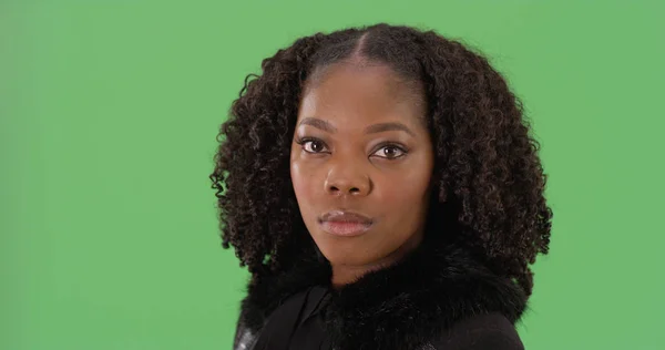 Retrato Mujer Afroamericana Con Estilo Mirando Cámara Pantalla Verde — Foto de Stock