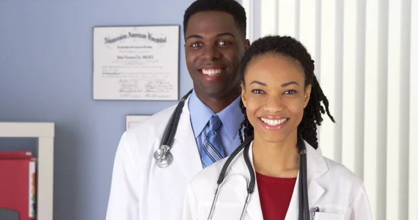 Gros Plan Des Médecins Afro Américains Souriants Dans — Photo