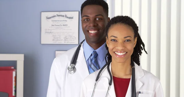 Close Sorrir Médicos Afro Americanos — Fotografia de Stock