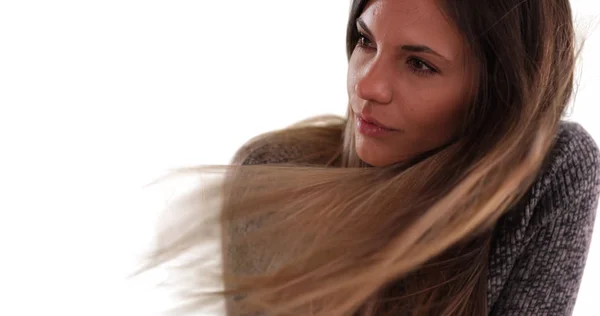 Красивая Женщина Длинными Каштановыми Волосами Дующими Ветру Белом Фоне — стоковое фото