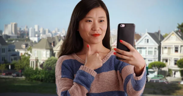 Närbild Söt Kvinna Tar Selfie Med Smartphone Kamera San Francisco — Stockfoto