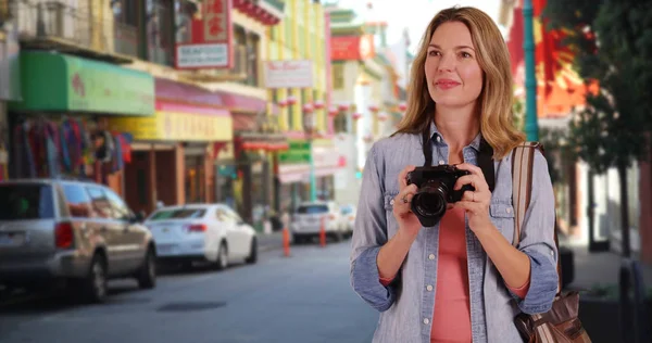 Mujer Alegre Haciendo Turismo Tomando Fotos Chinatown San Francisco —  Fotos de Stock