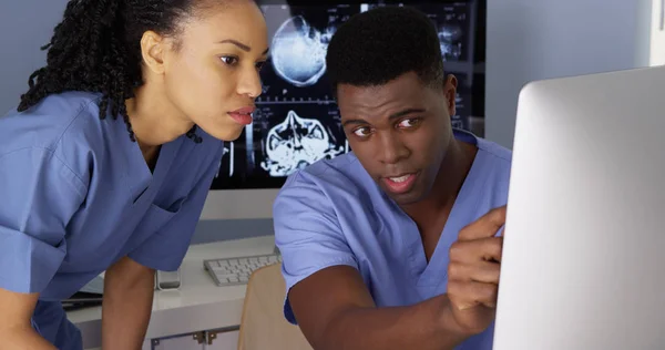 Zwei Afrikanisch Amerikanische Mediziner Mit Computern — Stockfoto
