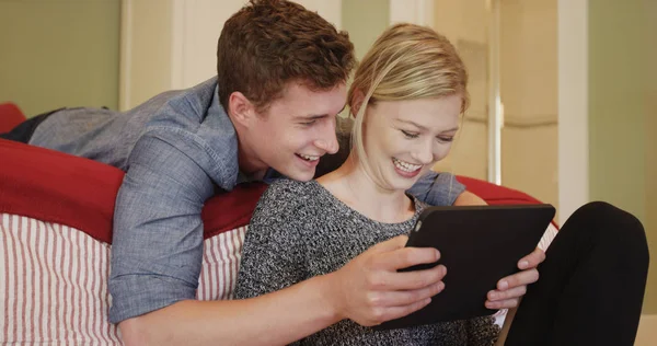 Kendi Yatak Odasında Çift Kullanarak Gülümseyen Tablet — Stok fotoğraf