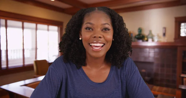 Vista Tela Computador Mulher Negra Atraente Feliz Ter Chat Vídeo — Fotografia de Stock