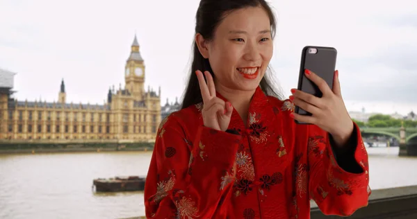 Lycklig Tusenåriga Kvinna Tar Selfie Med Smartphone London — Stockfoto