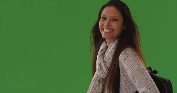 Šťastná Žena Ležérní Batohem Usmívá Kameru Zelené Obrazovce — Stock fotografie