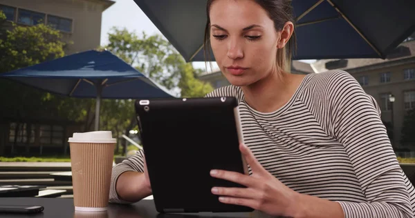 Mujer Años Con Café Usando Dispositivo Almohadilla Sentada Afuera Campus — Foto de Stock