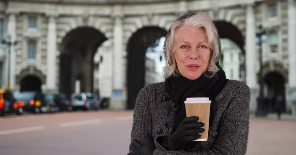 Gelukkig Senior Vrouw Toeristische Londen Houden Van Warme Kop Koffie — Stockfoto