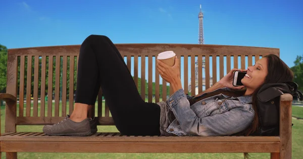 Mujer Milenaria Acostada Banco Del Parque Cerca Torre Eiffel Hablando — Foto de Stock