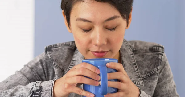 Niedlich Asiatische Frau Blick Auf Kamera — Stockfoto