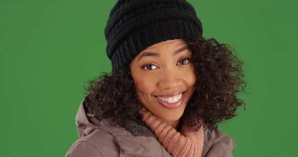 Veselá Černá Fena Teplé Zimní Oblečení Usmívá Kameru Zelené Obrazovce — Stock fotografie